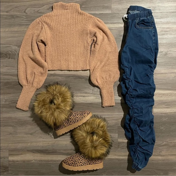 Asymmetrical Cheetah Print Faux Fur Boots - Picture 4 of 7